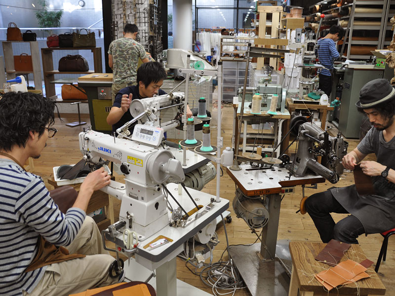 名古屋店の鞄製作風景