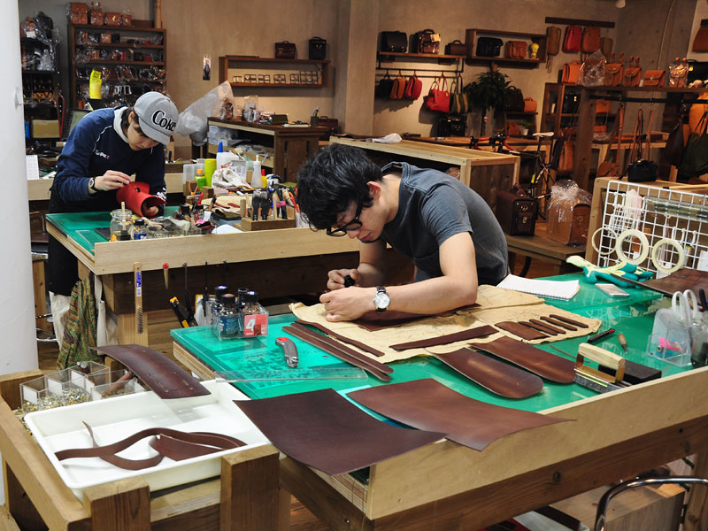 名古屋店の鞄製作風景2