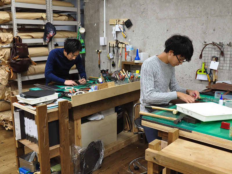 名古屋店の鞄製作風景3