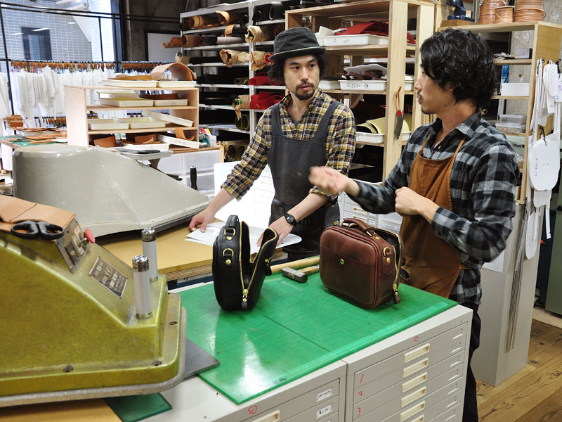 名古屋店の鞄製作風景4
