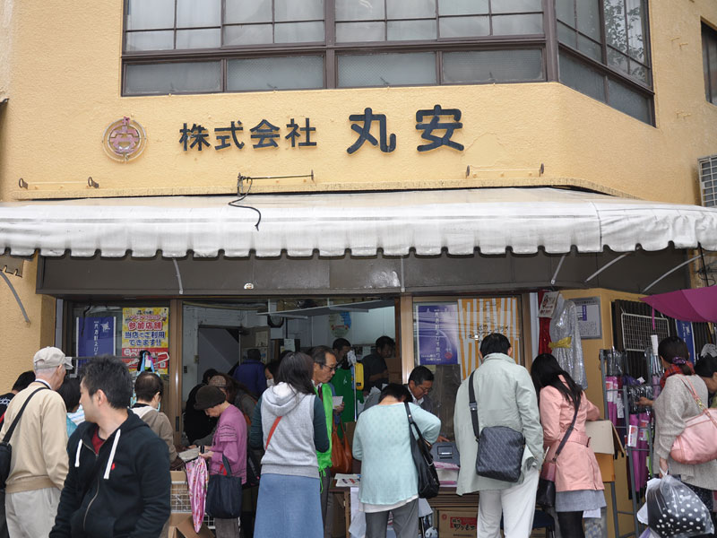 問屋さんの店先