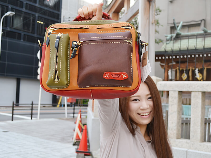 多機能2wayショルダーバッグ(CW-96)とスタッフ太田