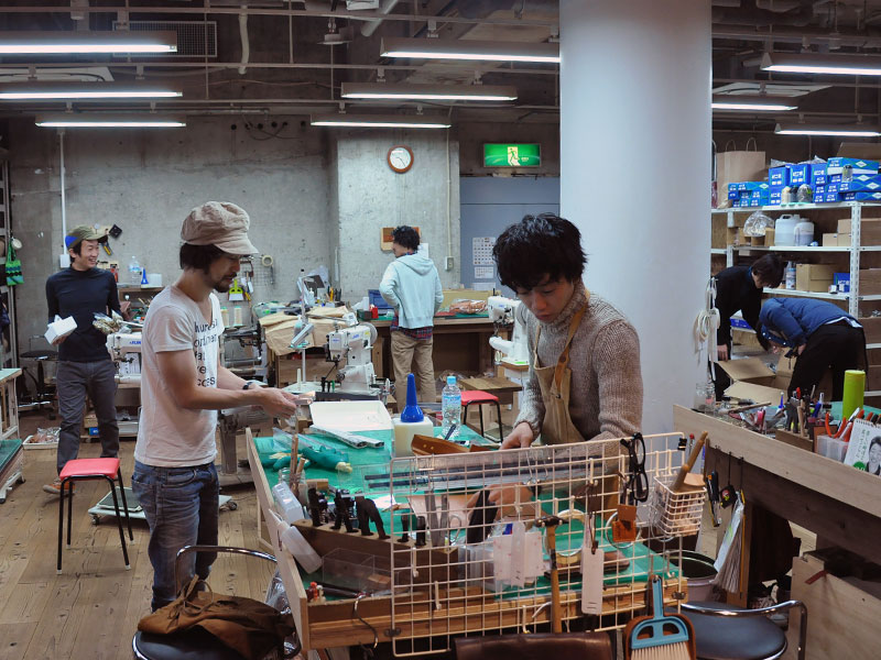 名古屋ではグランドオープンに向けて鞄作り