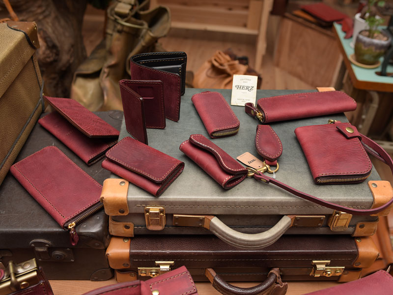 本店ワインレッドの革小物たち