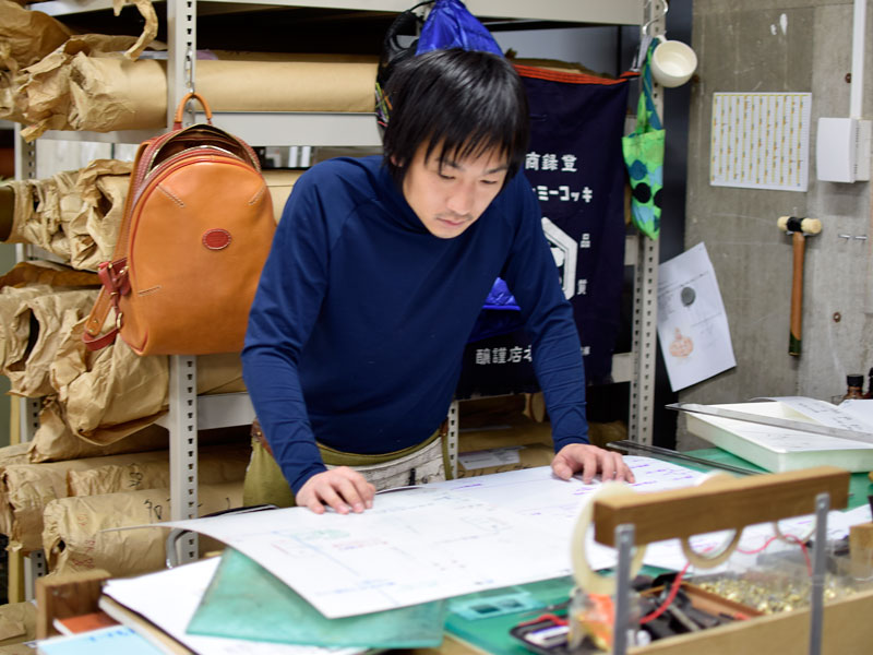 ダレスバッグの型紙を見る袴田