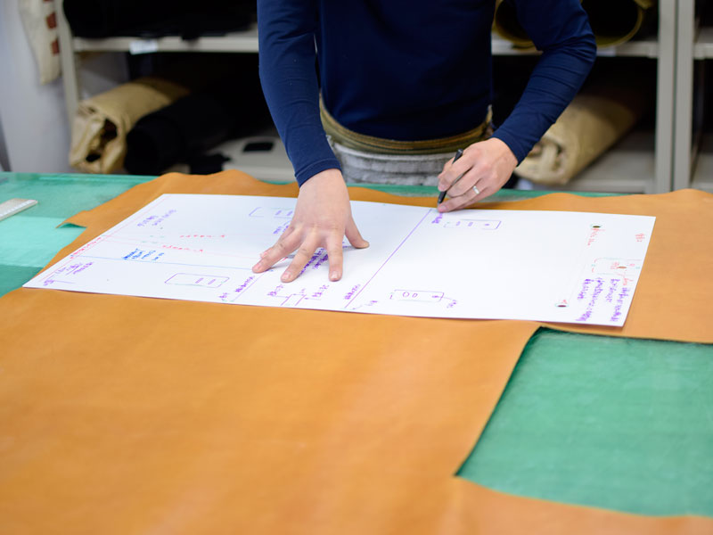 革にケガキを入れる