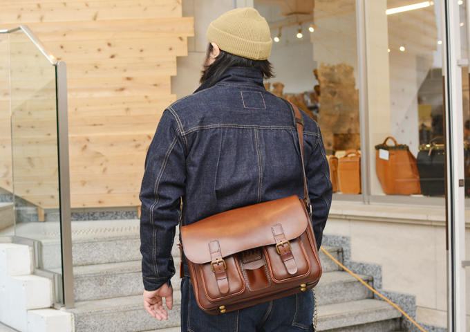 スタッフ愛用品:2ポケット・ハードショルダーバッグ(CK-25) 愛用方1