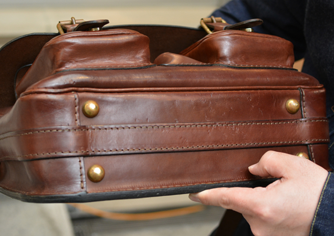 スタッフ愛用品:2ポケット・ハードショルダーバッグ エイジング 底面