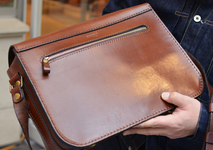 スタッフ愛用品:2ポケット・ハードショルダーバッグ エイジング 後面