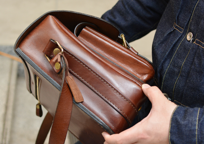 スタッフ愛用品:2ポケット・ハードショルダーバッグ エイジング サイド