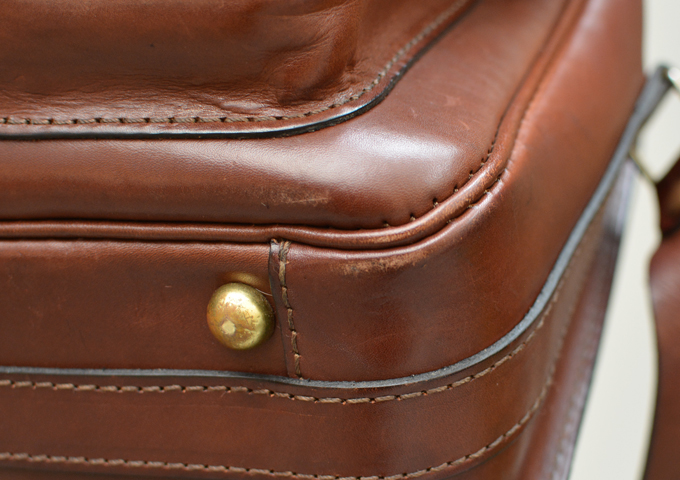 スタッフ愛用品:2ポケット・ハードショルダーバッグ エイジング 四隅