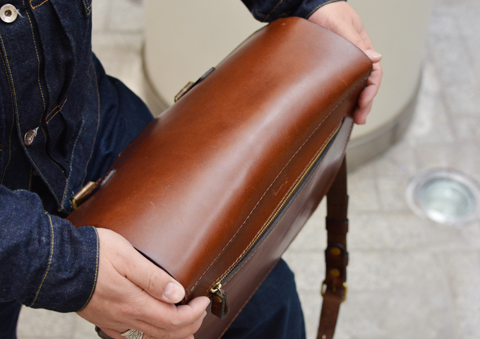 スタッフ愛用品:2ポケット・ハードショルダーバッグ エイジング 被せ