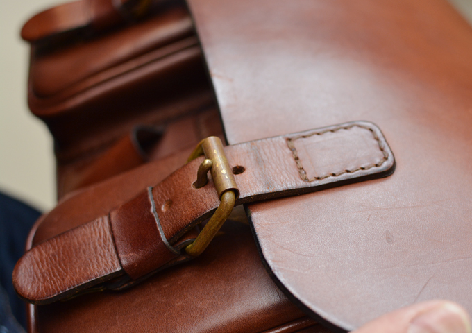 スタッフ愛用品:2ポケット・ハードショルダーバッグ エイジング 金具