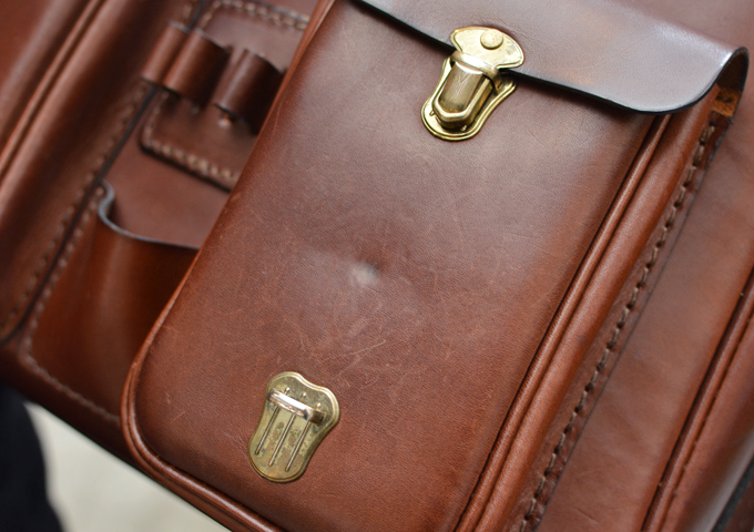 スタッフ愛用品:2ポケット・ハードショルダーバッグ エイジング 当たり 傷