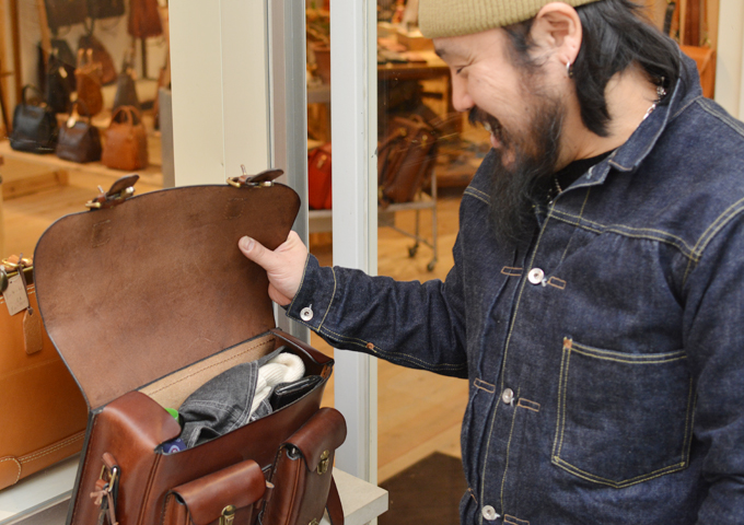 スタッフ愛用品:2ポケット・ハードショルダーバッグ(CK-25) 愛用方3