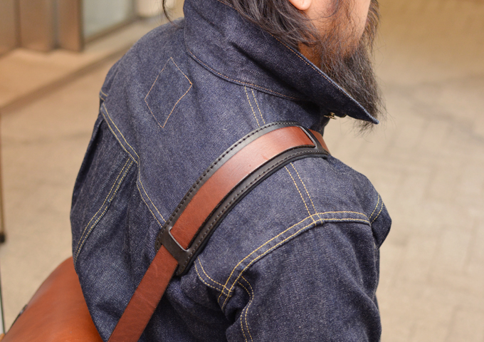 スタッフ愛用品:2ポケット・ハードショルダーバッグ(CK-25) 愛用方2