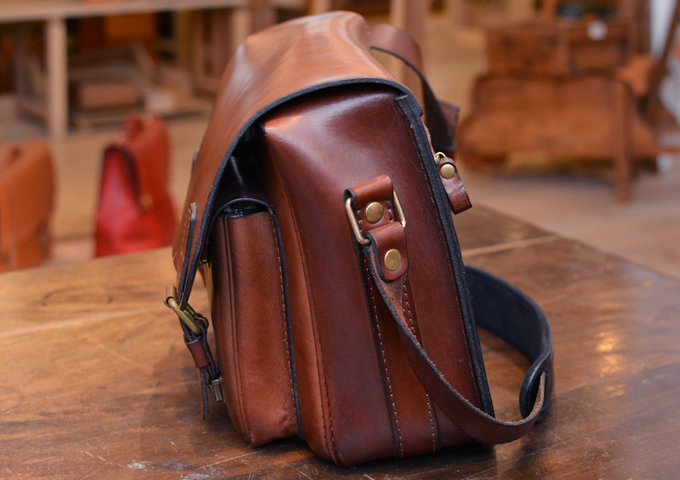 スタッフ愛用品:2ポケット・ハードショルダーバッグ エイジング 変形