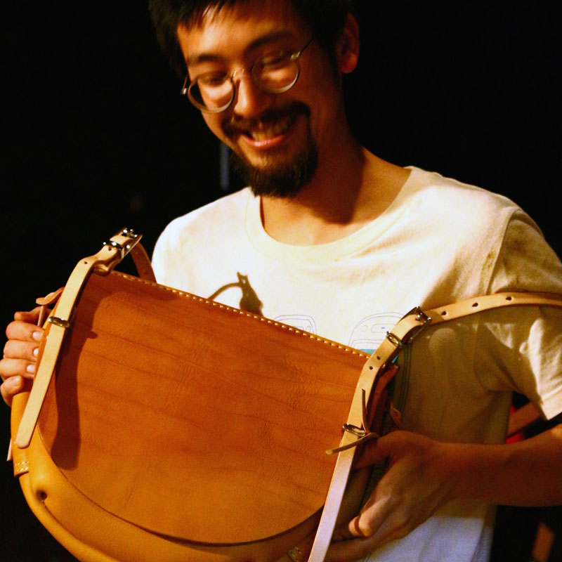 作り手の熊谷、プレゼントを貰う