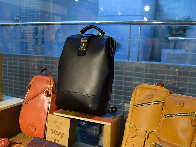 そんな田中が作る「こうらリュック」も店頭に!!