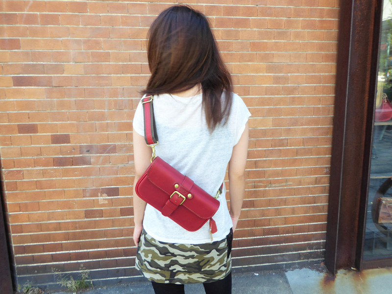 一本ベルトのクラシックボディバッグ(F-4) 赤