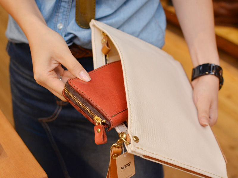 キナリ×キャメル クラッチバッグ