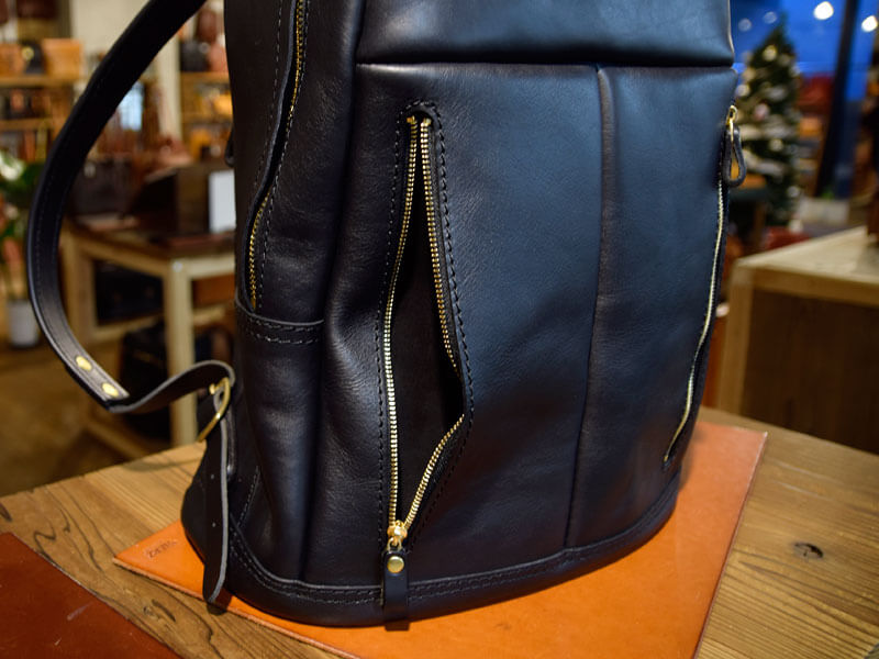 上広旅モノリュック 縦ファスナー