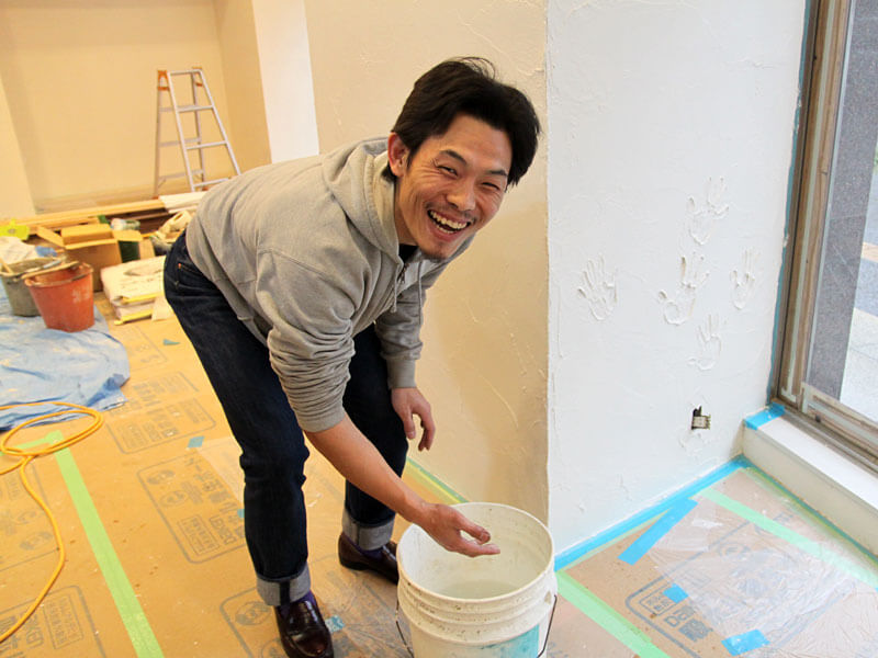 手形をいれる作り手:熊谷