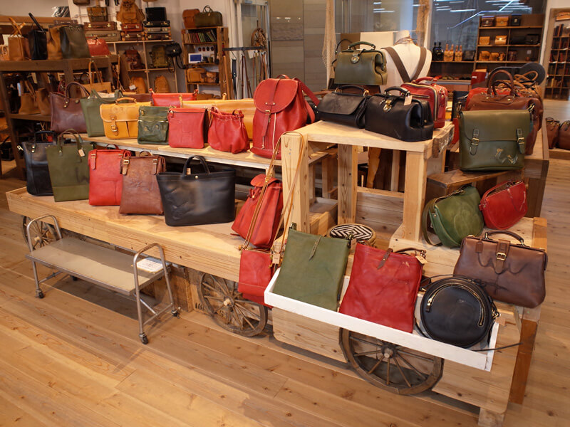 ご紹介した5点の焼印鞄、ほんの一部です!