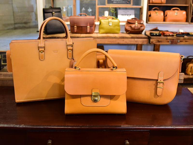 各店舗からのサンプル鞄が本店に