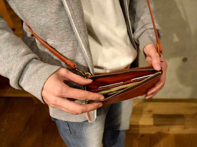 ウォレットポシェット 取り出し