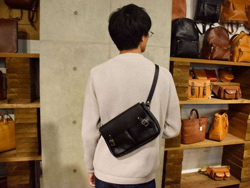 ボディバッグ ブラック着用