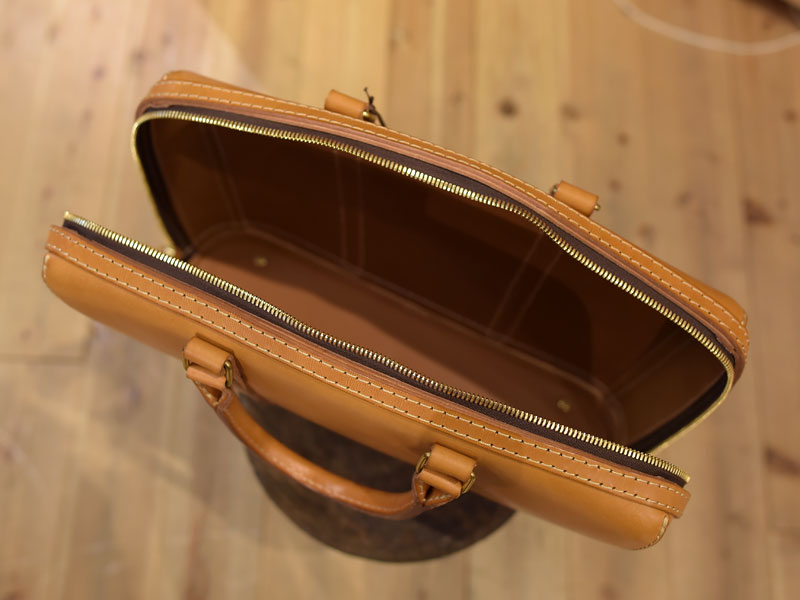 立体感のある二本手ビジネスバッグ　オープン