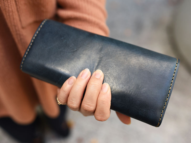 ミッスーリネイビーの長財布(WL-63) 後面アタリ