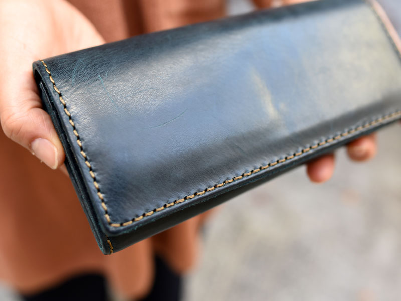 ミッスーリネイビーの長財布(WL-63) フタのアタリ