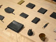 形が探す「ネイビーの馬革」