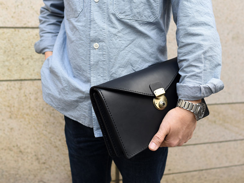 フラップセカンドバッグ・仕切り付き(S-1) ブラック手持ち