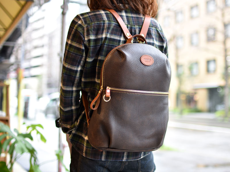 ピーナッツリュック レディース着用