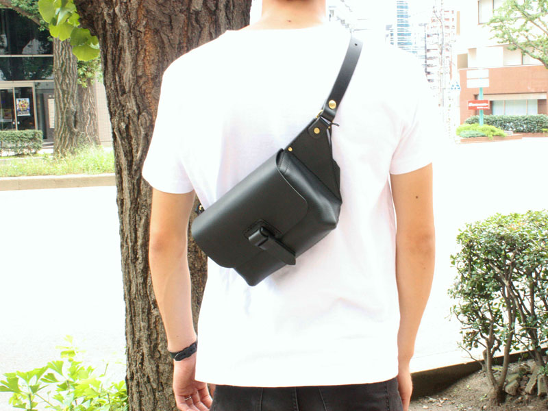 2LBボディーバッグ 着用2