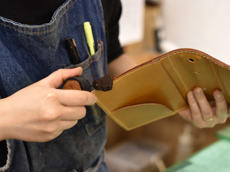 染料を入れる様子