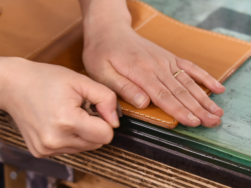 コバを磨く様子