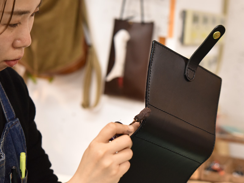 ニスを入れる様子