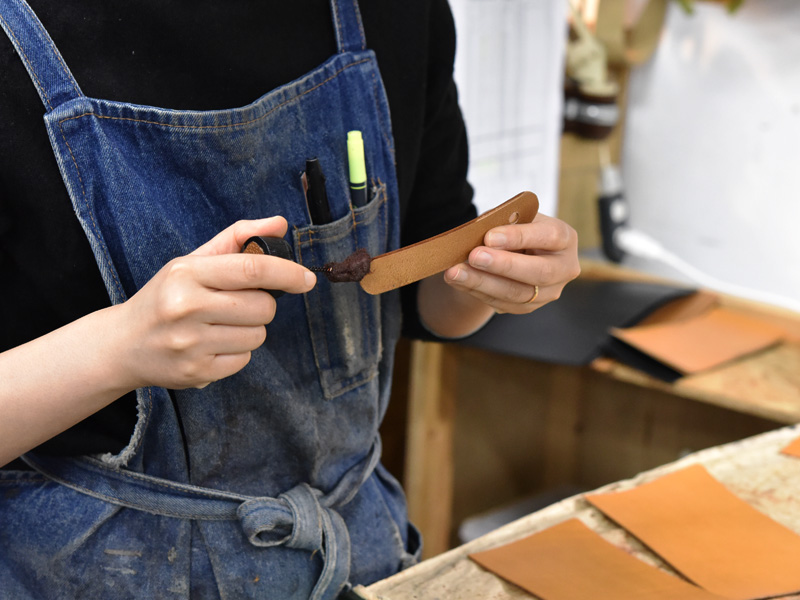 留めベルトに染料を入れる様子