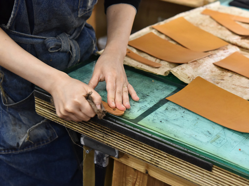 留めベルトに染料を入れる様子