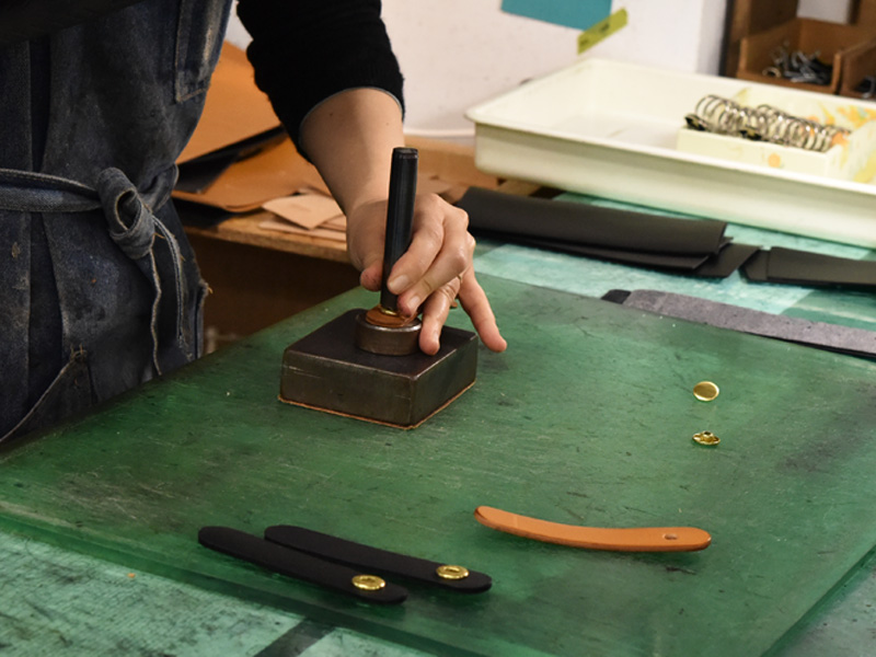 ホックボタンの頭を取り付ける様子