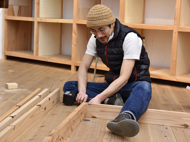 改装中のスタッフその1