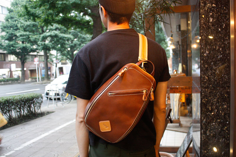 容量たっぷりのボディバッグ(F-3) 着用