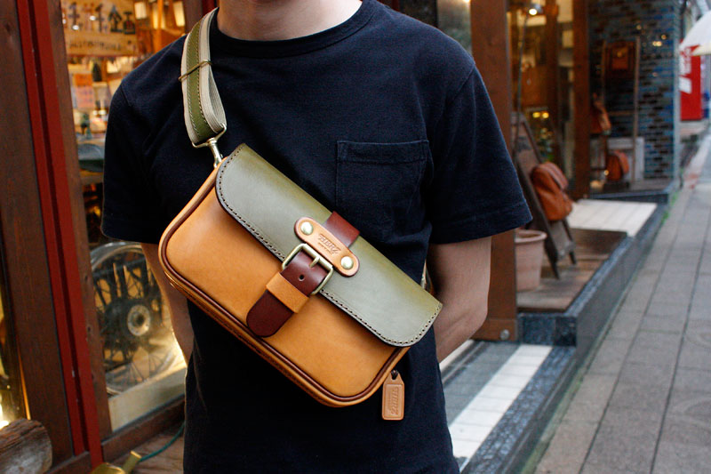 ヘルツらしいデザインのボディバッグ(F-4) 着用