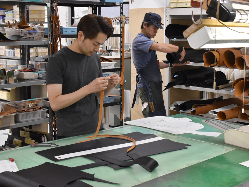 革の裁断を担当している、通称カットチーム