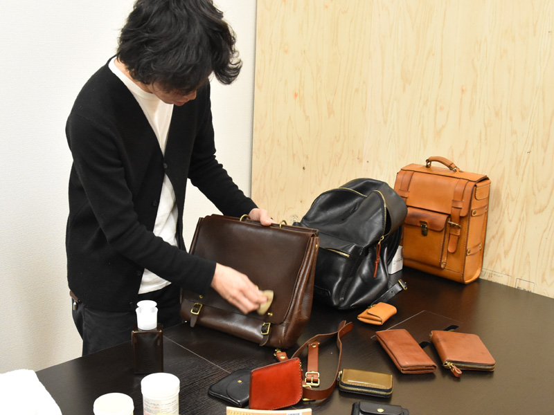 愛用品の棒屋根リュック(G-30)にラナパーを塗布する山木