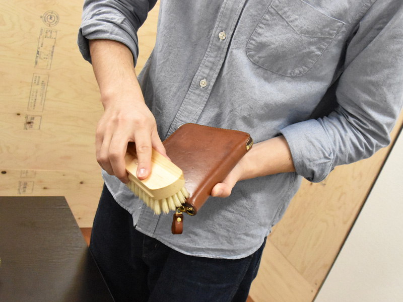 愛用品のファスナーブックケース(GS-37)をブラッシングする土屋